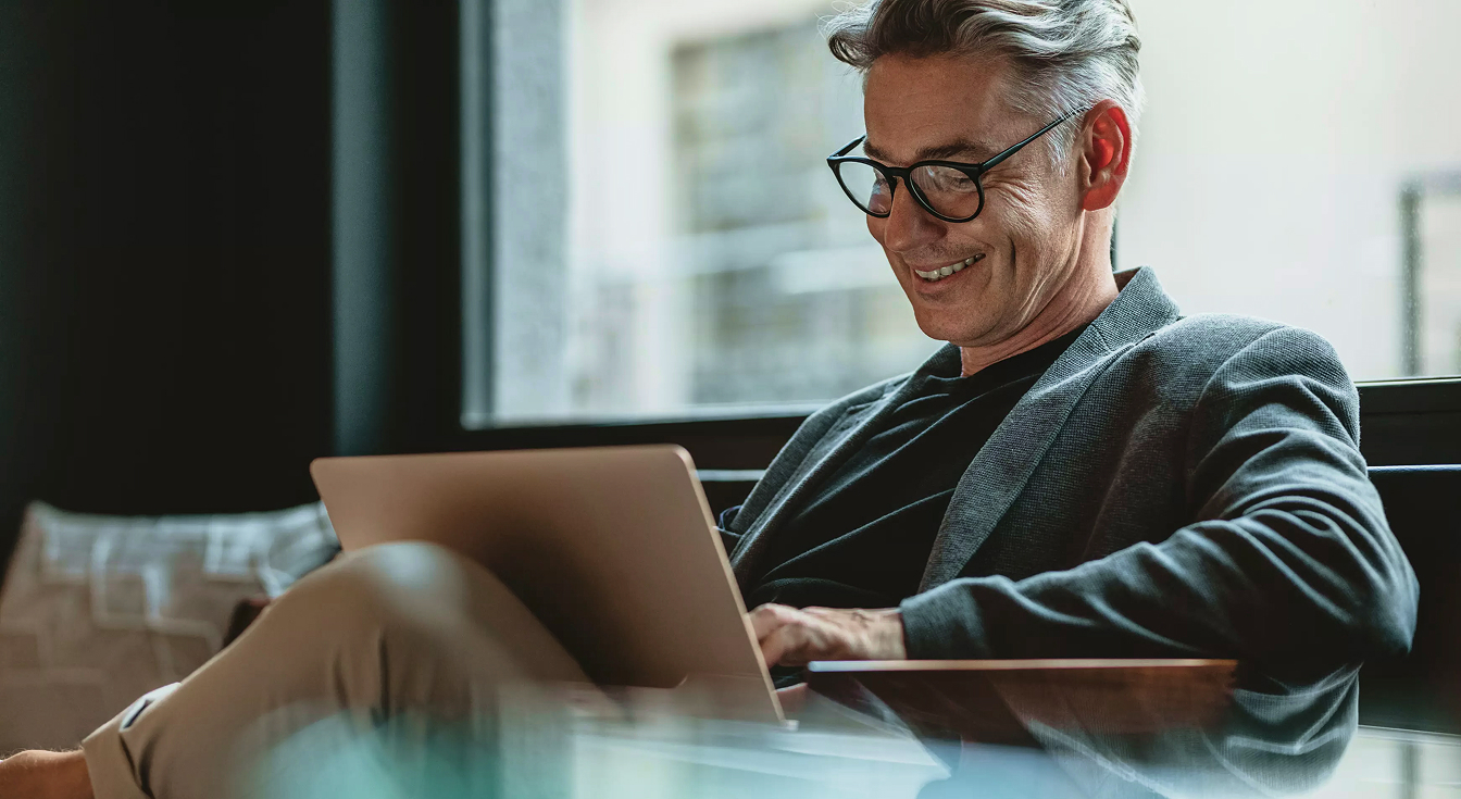 Человек работает за ноутбуком